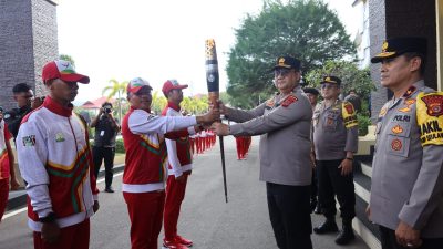 Kapolda Aceh Sambut Kirab Api PON di Polda Aceh.