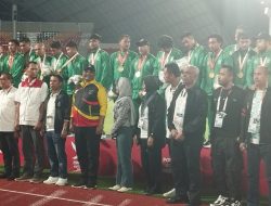 Pj Gubernur Aceh Kalungkan Medali Kepada Tim Sepak Bola PON XXI Aceh-Sumut.