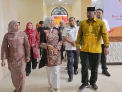 Penjabat Gubernur Safrizal Bangga Kenakan Batik Khas Aceh.