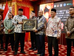 Pj Gubernur Aceh Serahkan Piagam Penghargaan Paritrana Award 2024 Kepada Bank Aceh.