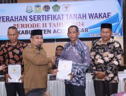 Pj Bupati Aceh Besar Serahkan Sertifikat Tanah Wakaf Tahap II.