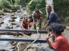 Prajurit Kodam IM perbaiki Jembatan Desa Deleng Damar Kabupaten Agara.