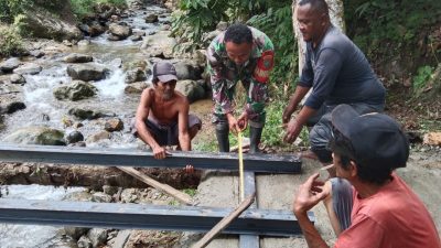 Prajurit Kodam IM perbaiki Jembatan Desa Deleng Damar Kabupaten Agara.