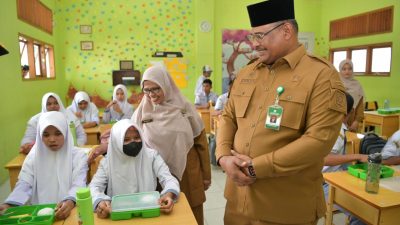 Pj Gubernur Aceh Tinjau Program Makan Bergizi Gratis Di SMA Negeri 16 Banda Aceh.