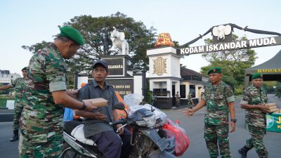 Program Jum’at Berkah, Kodam IM Bagi Ratusan Paket Makan Gratis.