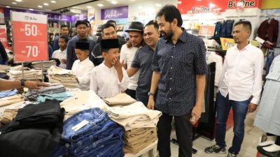 Gubernur Aceh Muzakir Manaf Boyong 120 Anak Yatim Belanja Baju Lebaran Di Suzuya.