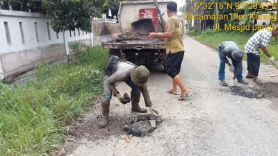 Respon Cepat PUPR Kota Banda Aceh Lakukan Penambalan Jalan Gampong Pango Raya.