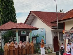 Kasek SD Negeri Lamreung Minta Peserta Didik Berperilaku Baik Dan Menjaga Kebersihan.