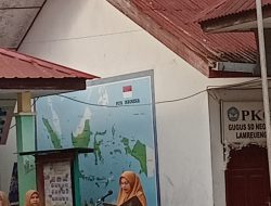 Seorang Petugas Guru Pengganti SDN Lamreung Aceh Besar Bertindak Menjadi Pembina Upacara.