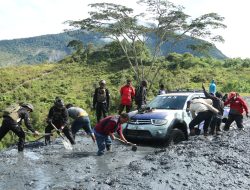 Pangdam IM Apresiasi Satgas Pamtas RI-PNG Yonif 112/DJ Bantu Bersihkan Material longsor di Puncak Jaya.