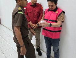 Tim Tabur Kejati Aceh Amankan Tersangka Korupsi Penerbitan Redistribusi Sertifikat Tanah Di Aceh Jaya.