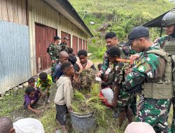Satgas Pamtas RI-PNG Yonif 112/DJ Kodam IM Bersama Masyarakat Bersihkan Pasar Distrik Tinggi Nambut Puncak Jaya.