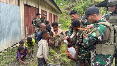 Satgas Pamtas RI-PNG Yonif 112/DJ Kodam IM Bersama Masyarakat Bersihkan Pasar Distrik Tinggi Nambut Puncak Jaya.