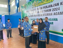 Kepala Kantor Kemenag Aceh Besar Serahkan SK Bagi 696 PPPK.