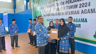 Kepala Kantor Kemenag Aceh Besar Serahkan SK Bagi 696 PPPK.