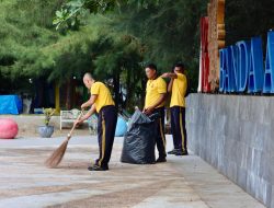 Sambut Hari Bhayangkara, Polda Aceh Gelar Aksi Pembersihan Pantai di Ulee Lhee.