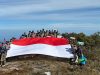 Tim Ekspedisi Bentangkan Bendera Merah Putih di Puncak Gunung Leuser.