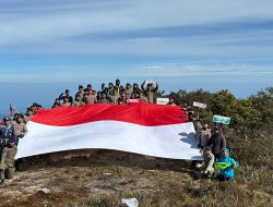 Tim Ekspedisi Bentangkan Bendera Merah Putih di Puncak Gunung Leuser.