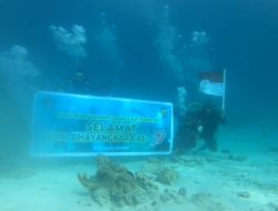 Ditpolairud Polda Aceh Kibarkan Merah Putih di Dasar Laut Sabang.