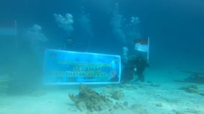 Ditpolairud Polda Aceh Kibarkan Merah Putih di Dasar Laut Sabang.