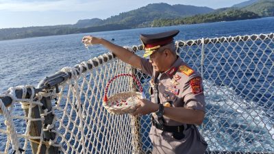 Peringati Hari Bhayangkara, Wakapolda Aceh Pimpin Tabur Bunga di Atas Kapal Wisanggeni 8005.