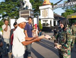 Kodam Iskandar Muda Bagikan 183 Paket Makan Gratis Kepada Masyarakat.