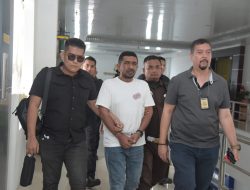 Tim Tabur Kejati Aceh Jemput Paksa Pelaku Tindak Pidana Korupsi Pembangunan Rusun Politeknik Lhokseumawe.