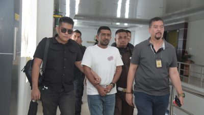 Tim Tabur Kejati Aceh Jemput Paksa Pelaku Tindak Pidana Korupsi Pembangunan Rusun Politeknik Lhokseumawe.