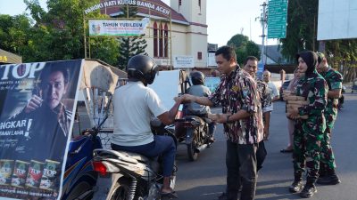 Kodam IM Bersama FKPPI Dan Mahasiswa USK Bagikan 201 Paket Makan Di Jum’at Berkah.