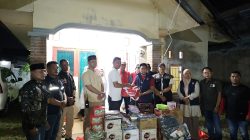 Dinsos Aceh Besar Serahkan Bantuan Masa Panik untuk Korban Kebakaran di Lambheu.