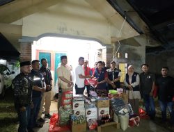 Dinsos Aceh Besar Serahkan Bantuan Masa Panik untuk Korban Kebakaran di Lambheu.