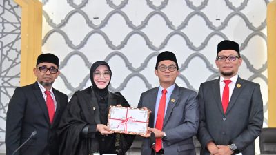 Wali Kota Serahkan Dokumen RKUA-PPAS APBK-Perubahan Banda Aceh  2025 ke DPRK