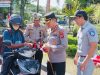 Kapolresta Banda Aceh Bagikan Bendera Merah Putih Bagi Pengguna Jalan.
