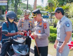 Kapolresta Banda Aceh Bagikan Bendera Merah Putih Bagi Pengguna Jalan.