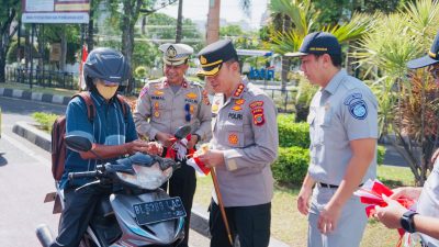 Kapolresta Banda Aceh Bagikan Bendera Merah Putih Bagi Pengguna Jalan.