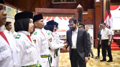 Mualem Kukuhkan Anggota Paskibraka Provinsi Aceh.