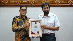 Gubernur Aceh Menerima Penghargaan Tokoh Perdamaian dari UIN Ar-Raniry