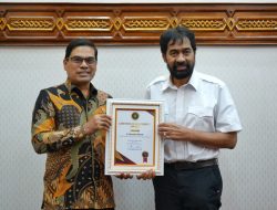 Gubernur Aceh Menerima Penghargaan Tokoh Perdamaian dari UIN Ar-Raniry