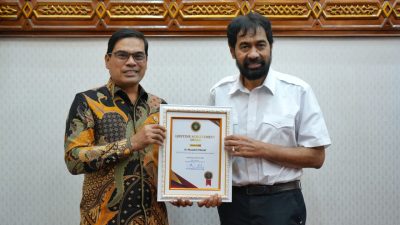 Gubernur Aceh Menerima Penghargaan Tokoh Perdamaian dari UIN Ar-Raniry