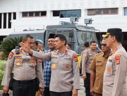 Kapolda Aceh Semangati Personel Hingga Makan Bersama di Lokasi Demo.