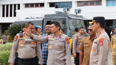 Kapolda Aceh Semangati Personel Hingga Makan Bersama di Lokasi Demo.