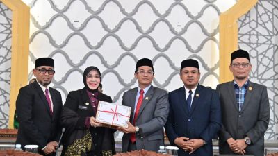 Wali Kota Serahkan Raqan Perubahan APBK 2025 ke DPRK Banda Aceh.