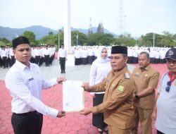 Syech Muharram Serahkan 890 SK Pengangkatan PPPK Aceh Besar Tahap I.