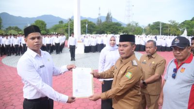 Syech Muharram Serahkan 890 SK Pengangkatan PPPK Aceh Besar Tahap I.