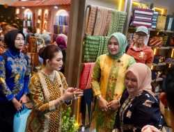 Ketua Dekranas Kunjungi Stan Aceh di Inacraft 2025 dan Mengapresiasi Keragaman Kerajinan.