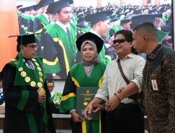 Anak Tunanetra Raih Gelar Sarjana, Tepuk Tangan untuk Doa yang Tak Melihat.