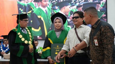 Anak Tunanetra Raih Gelar Sarjana, Tepuk Tangan untuk Doa yang Tak Melihat.