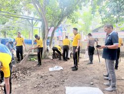 Polres Pidie Gelar Gotong Royong Bersama Warga di Gampong Meugit.