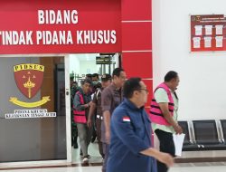 Kejati Aceh Serahkan 3 Tersangka dan Barang Bukti Korupsi PSR ke JPU Kejari Aceh Jaya.