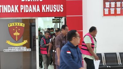 Kejati Aceh Serahkan 3 Tersangka dan Barang Bukti Korupsi PSR ke JPU Kejari Aceh Jaya.